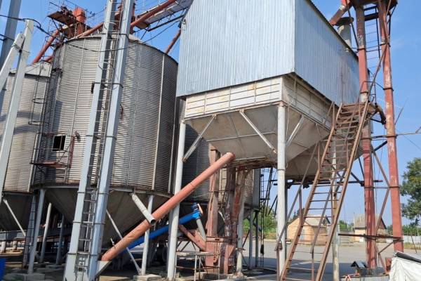 Майновий комплекс 10 га з елеватором на 19 000 тон зерна в Київській області 